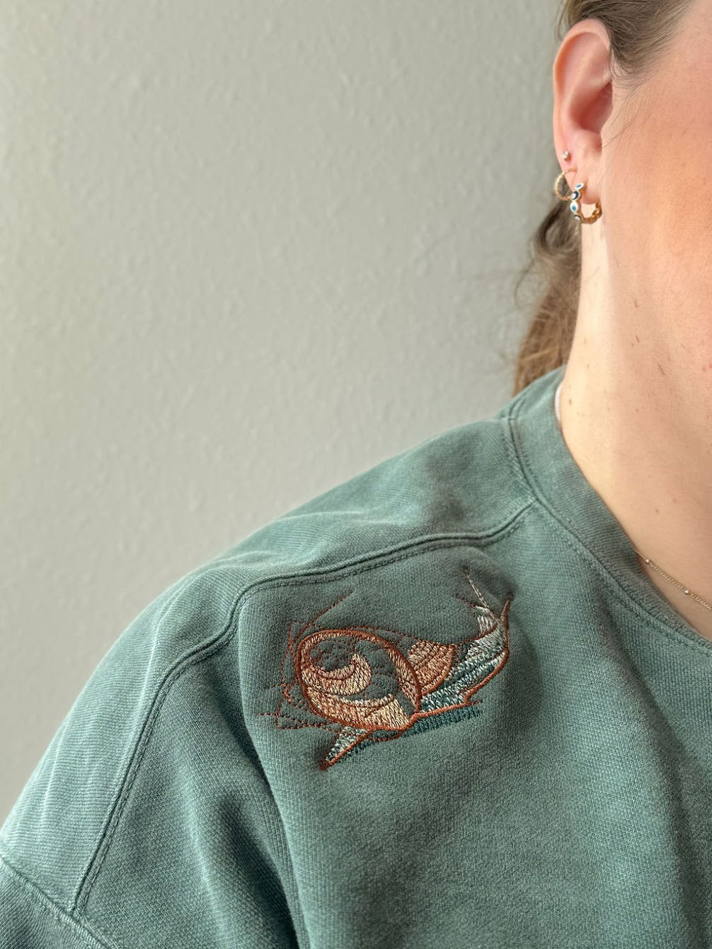 Green Crew neck sweatshirt with snail embroidery