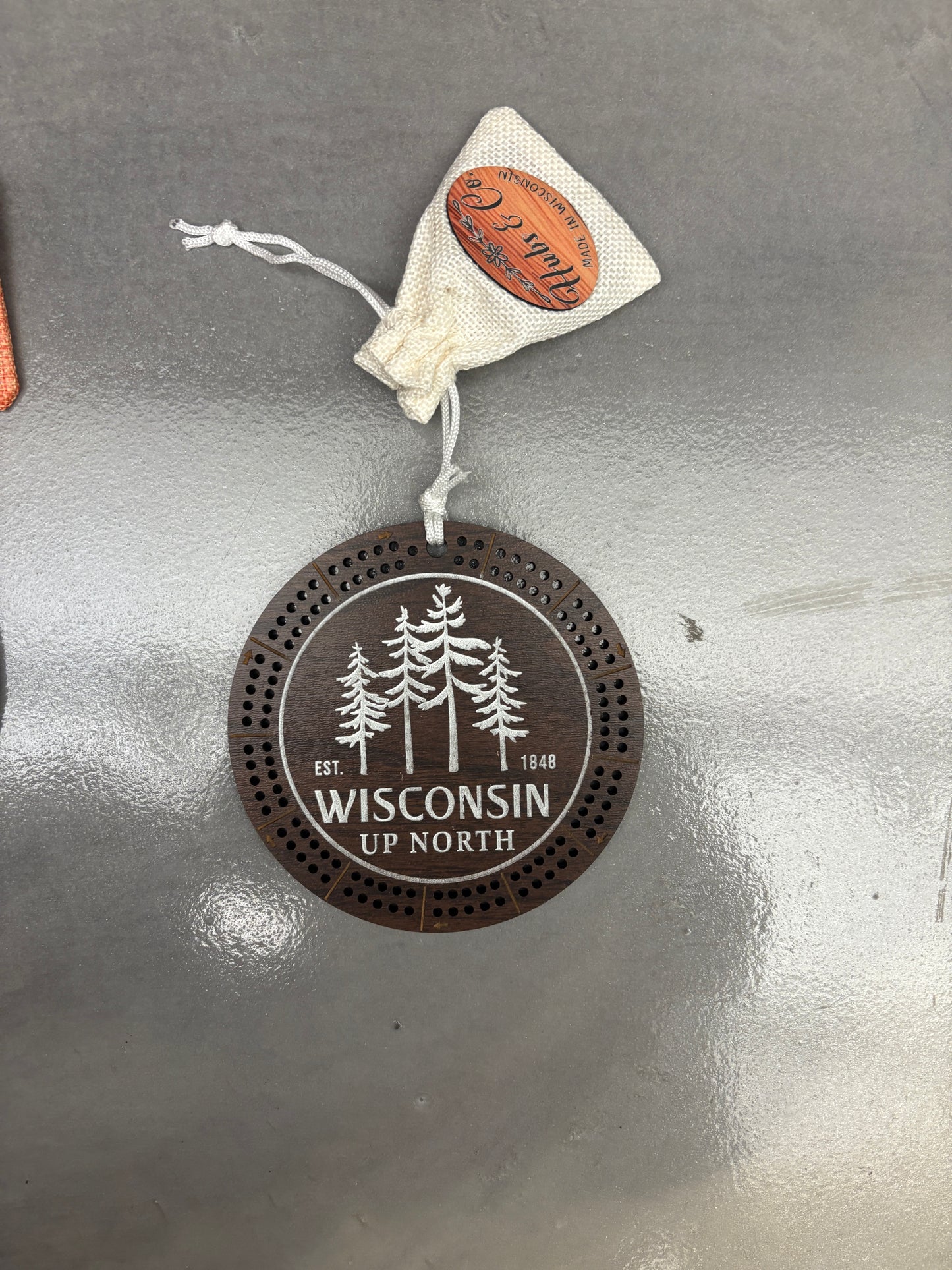 Wisconsin-themed cribbage board with tree design 